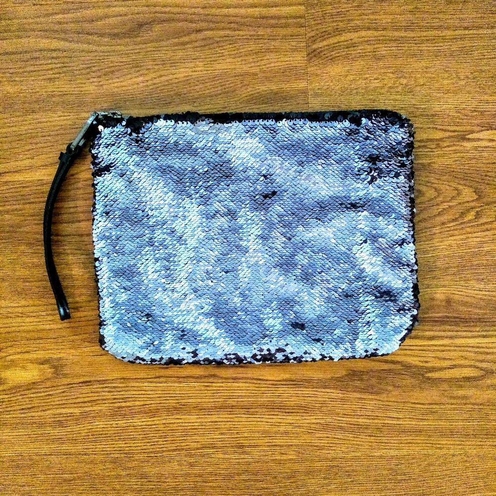 Gap Clutch/Wristlet
